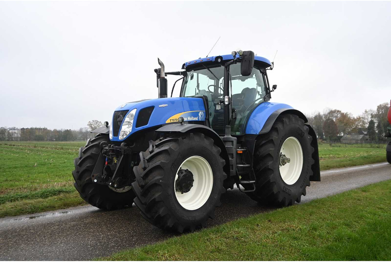 NEW HOLLAND - 2011 - T7070 - ALL-WHEEL DRIVE FARM TRACTOR - Traktor: 1 kép. NEW HOLLAND - 2011 - T7070 - ALL-WHEEL DRIVE FARM TRACTOR - Traktor: 1 kép.