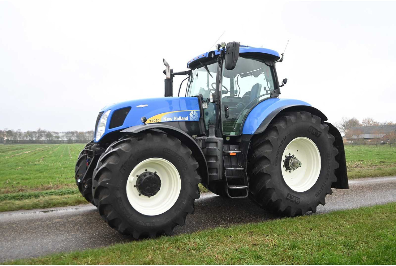 NEW HOLLAND - 2011 - T7070 - ALL-WHEEL DRIVE FARM TRACTOR - Traktor: 2 kép. NEW HOLLAND - 2011 - T7070 - ALL-WHEEL DRIVE FARM TRACTOR - Traktor: 2 kép.