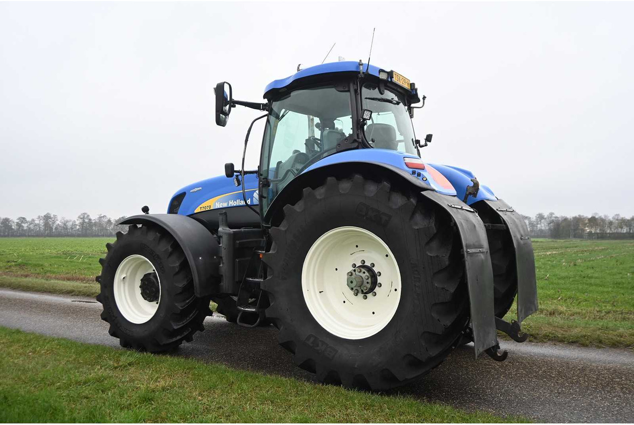 NEW HOLLAND - 2011 - T7070 - ALL-WHEEL DRIVE FARM TRACTOR - Traktor: 4 kép. NEW HOLLAND - 2011 - T7070 - ALL-WHEEL DRIVE FARM TRACTOR - Traktor: 4 kép.
