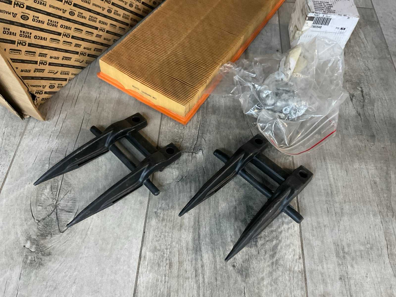 NEW HOLLAND CX 8060 COMBINE HARVESTER PARTS - Kombájn: 2 kép. NEW HOLLAND CX 8060 COMBINE HARVESTER PARTS - Kombájn: 2 kép.