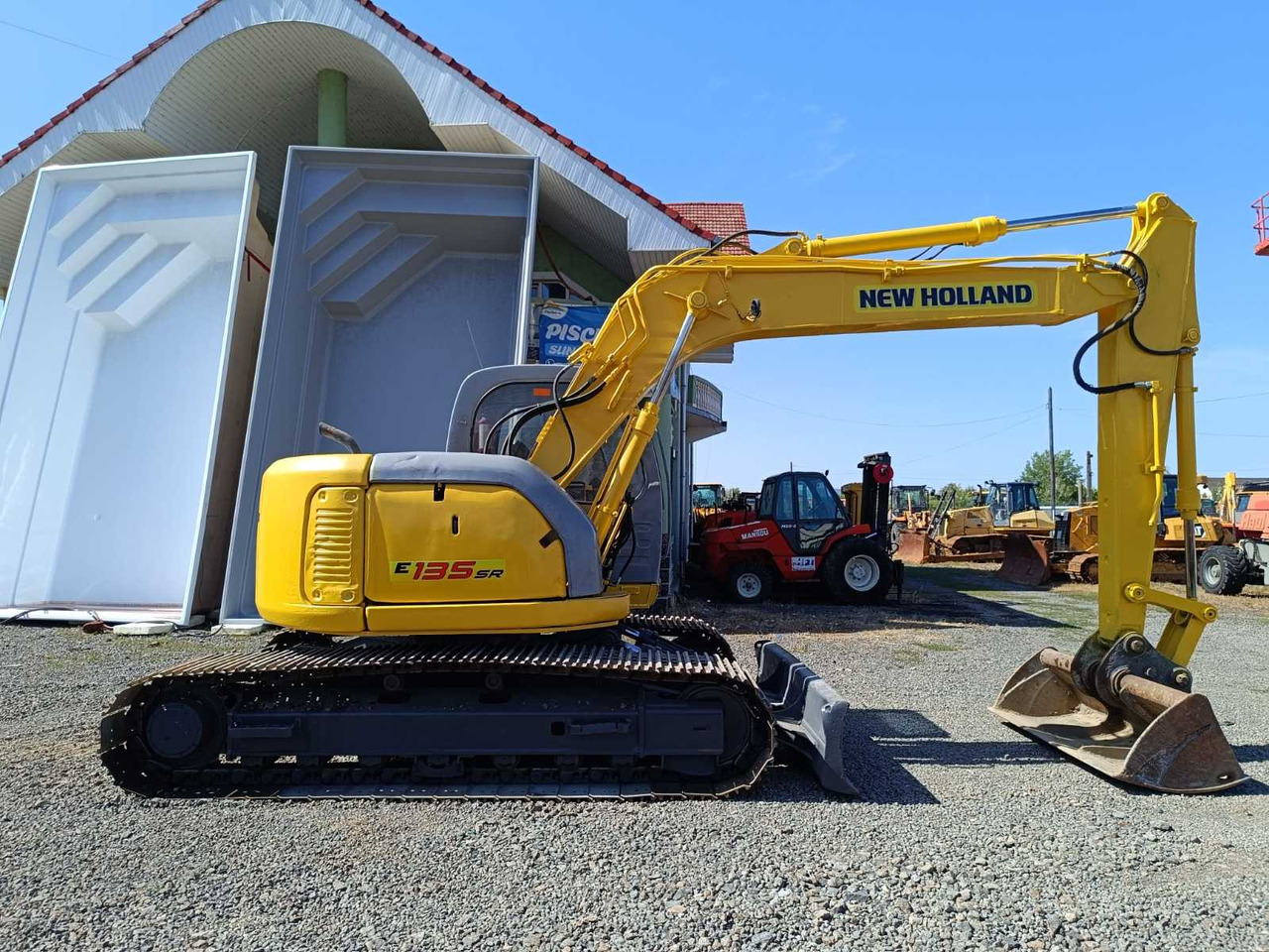NEW HOLLAND KOBELCO - E-135-SR - TRACKED EXCAVATOR - 2011 - Kotrógép: 5 kép. NEW HOLLAND KOBELCO - E-135-SR - TRACKED EXCAVATOR - 2011 - Kotrógép: 5 kép.