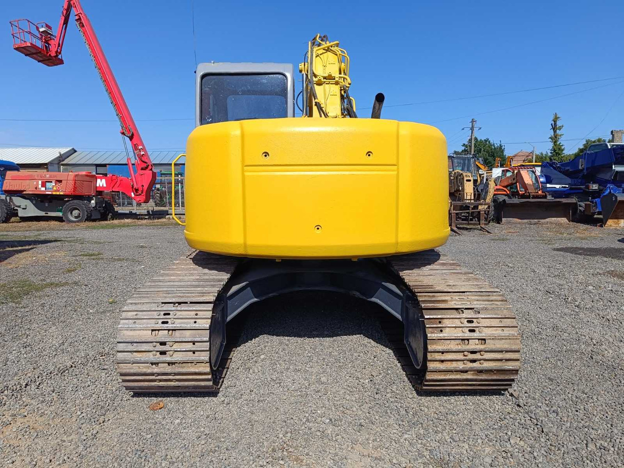 NEW HOLLAND KOBELCO - E-135-SR - TRACKED EXCAVATOR - 2011 - Kotrógép: 3 kép. NEW HOLLAND KOBELCO - E-135-SR - TRACKED EXCAVATOR - 2011 - Kotrógép: 3 kép.