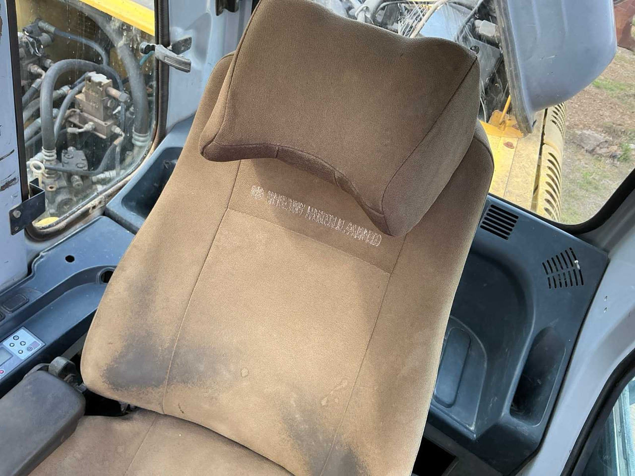 NEW HOLLAND KOBELCO E 215B - Lánctalpas kotró: 5 kép. NEW HOLLAND KOBELCO E 215B - Lánctalpas kotró: 5 kép.