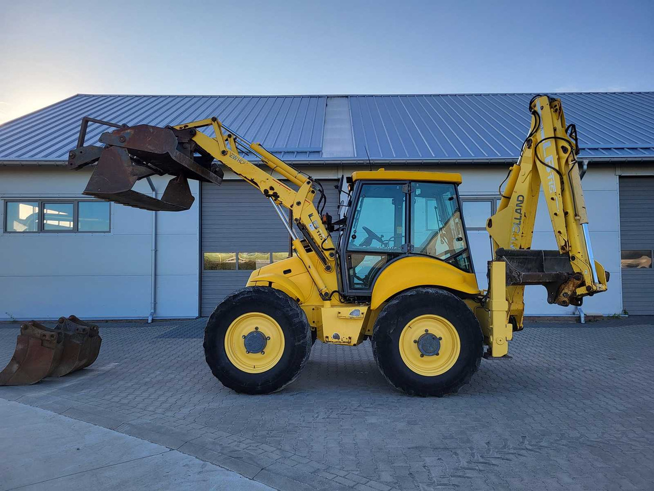 NEW HOLLAND LB115 - Kotrórakodó: 1 kép. NEW HOLLAND LB115 - Kotrórakodó: 1 kép.