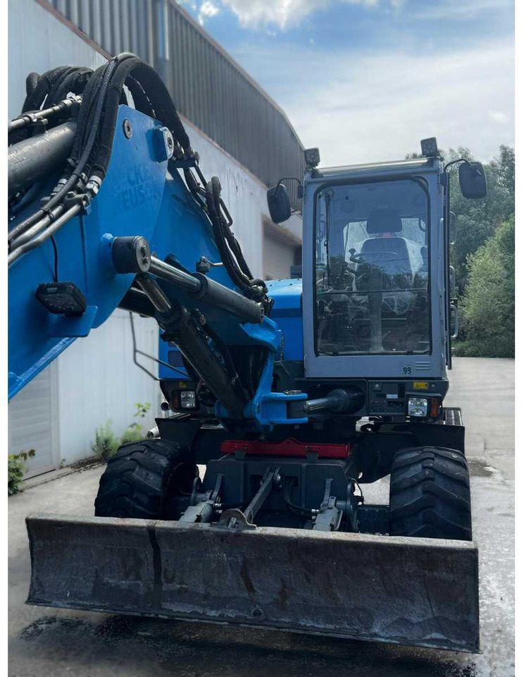 Neuson - Gumikerekes kotró: 2 kép. Neuson - Gumikerekes kotró: 2 kép.