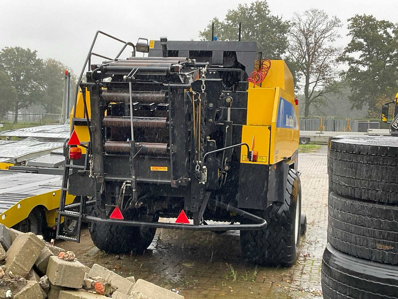 New Holland BB940R - Kocka bálázó: 4 kép. New Holland BB940R - Kocka bálázó: 4 kép.