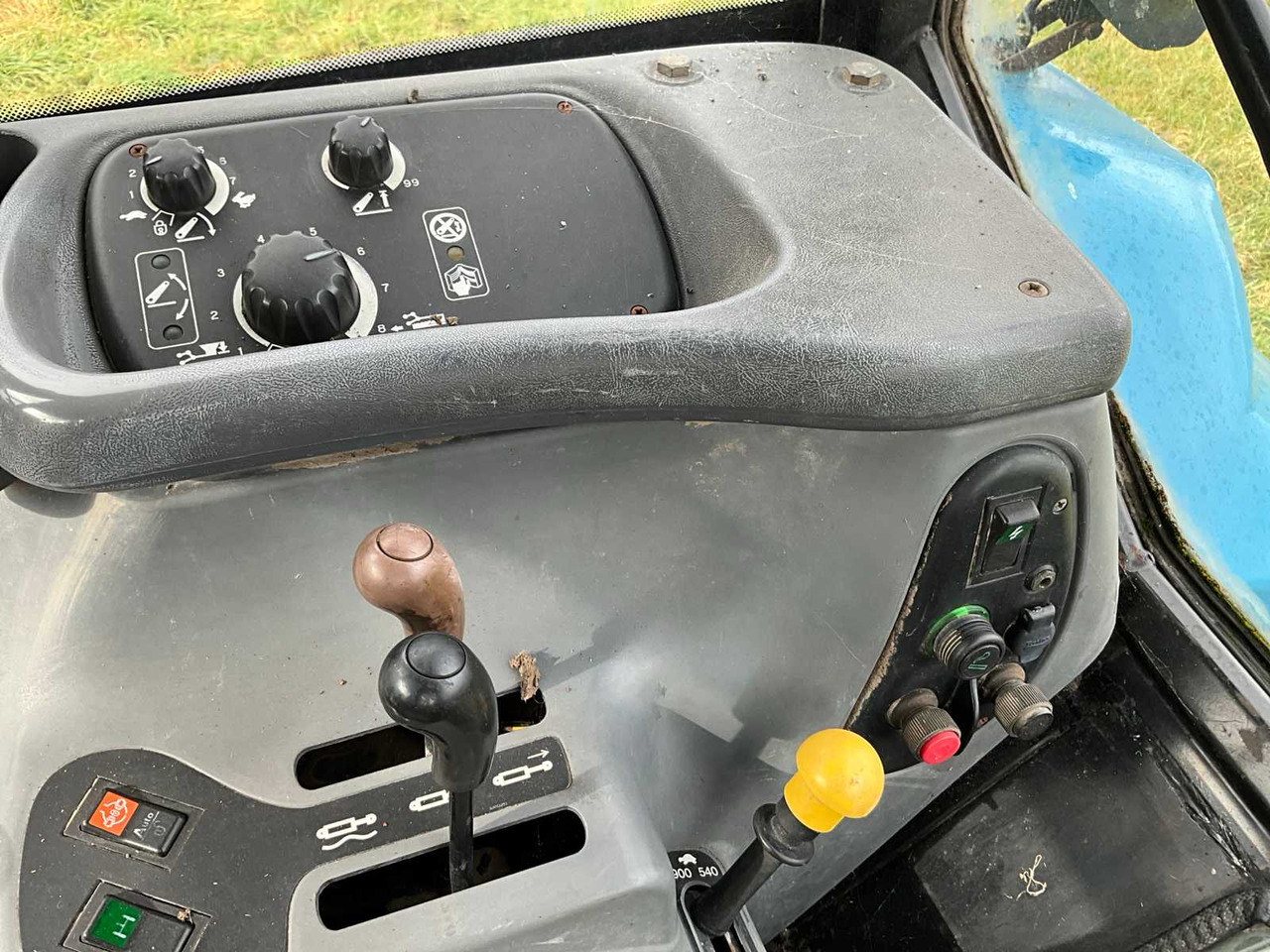 Traktor New Holland TS115: 15 kép.