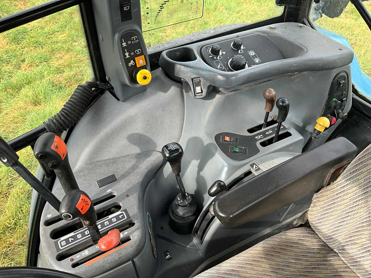 Traktor New Holland TS115: 14 kép.