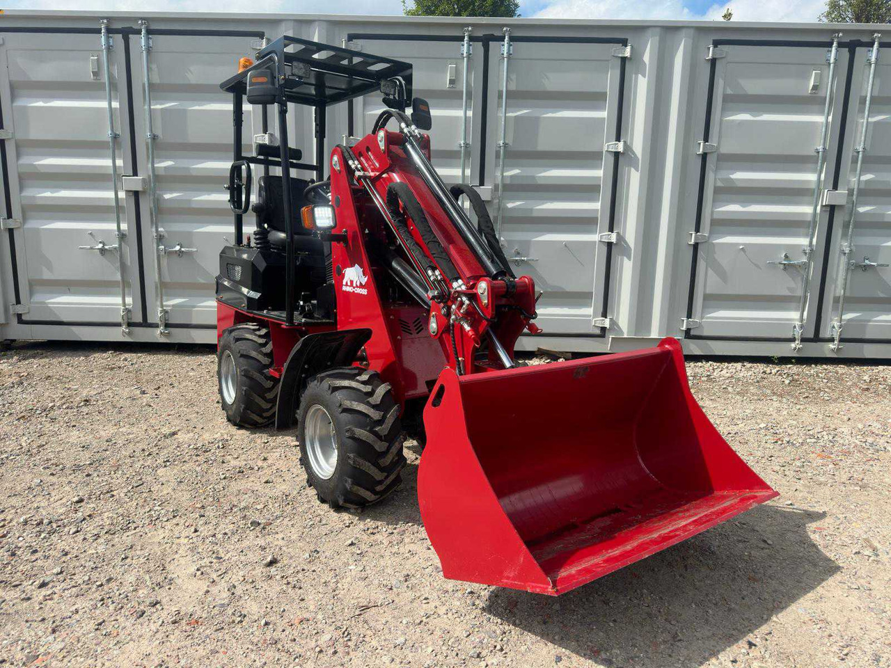 Rhino-cross R906T - Gumikerekes homlokrakodó: 5 kép. Rhino-cross R906T - Gumikerekes homlokrakodó: 5 kép.