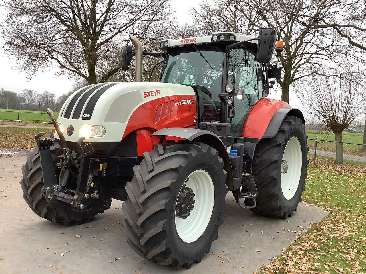STEYR - 2016 - CVT 6240 - ALL-WHEEL DRIVE FARM TRACTOR - Traktor: 1 kép. STEYR - 2016 - CVT 6240 - ALL-WHEEL DRIVE FARM TRACTOR - Traktor: 1 kép.