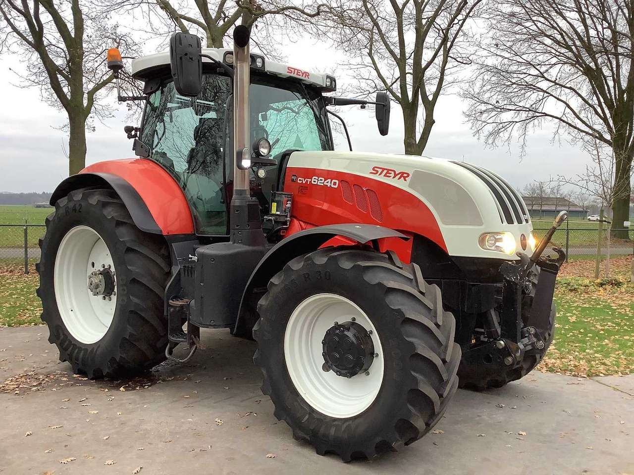 STEYR - 2016 - CVT 6240 - ALL-WHEEL DRIVE FARM TRACTOR - Traktor: 3 kép. STEYR - 2016 - CVT 6240 - ALL-WHEEL DRIVE FARM TRACTOR - Traktor: 3 kép.