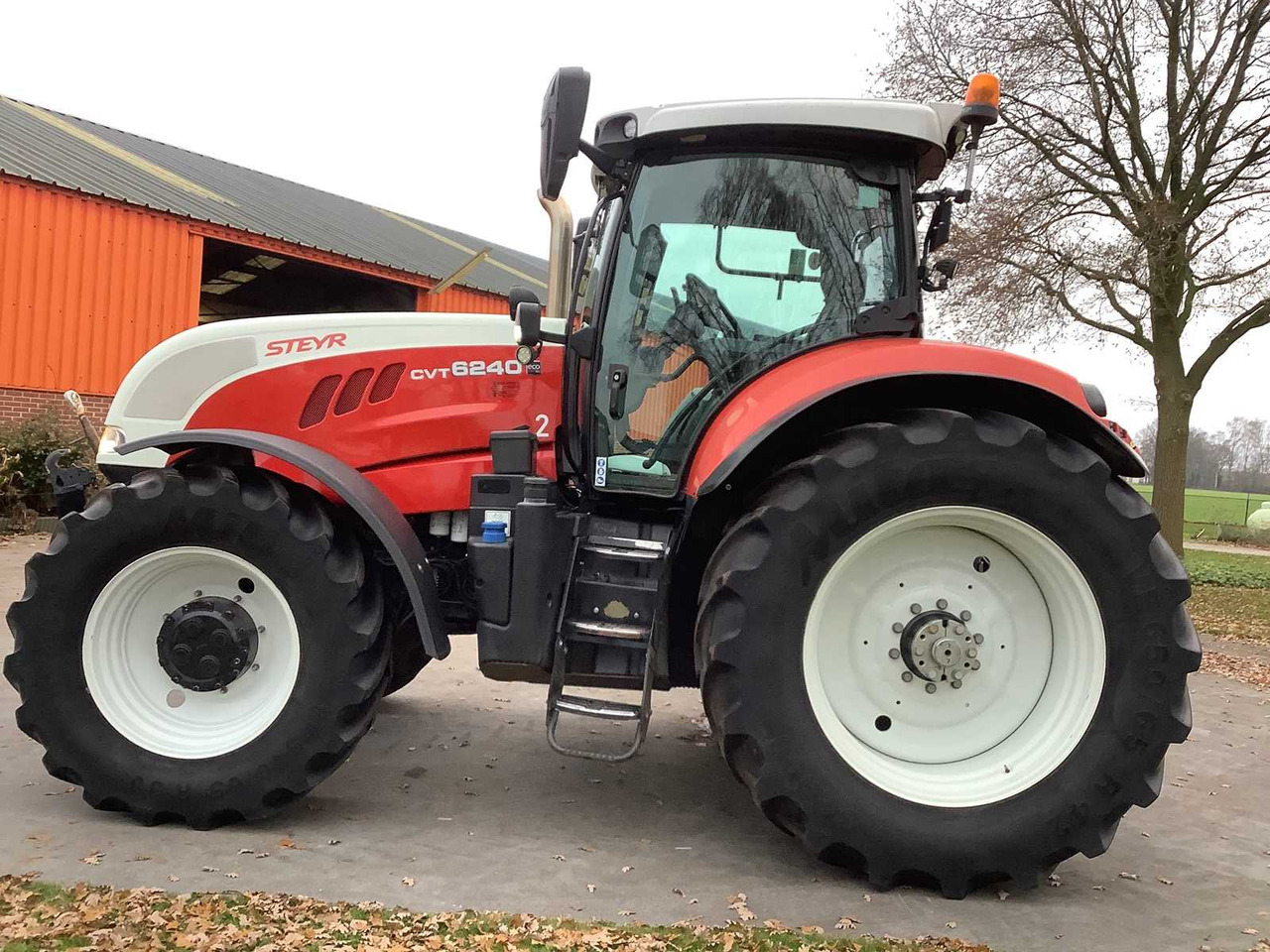 STEYR - 2016 - CVT 6240 - ALL-WHEEL DRIVE FARM TRACTOR - Traktor: 5 kép. STEYR - 2016 - CVT 6240 - ALL-WHEEL DRIVE FARM TRACTOR - Traktor: 5 kép.