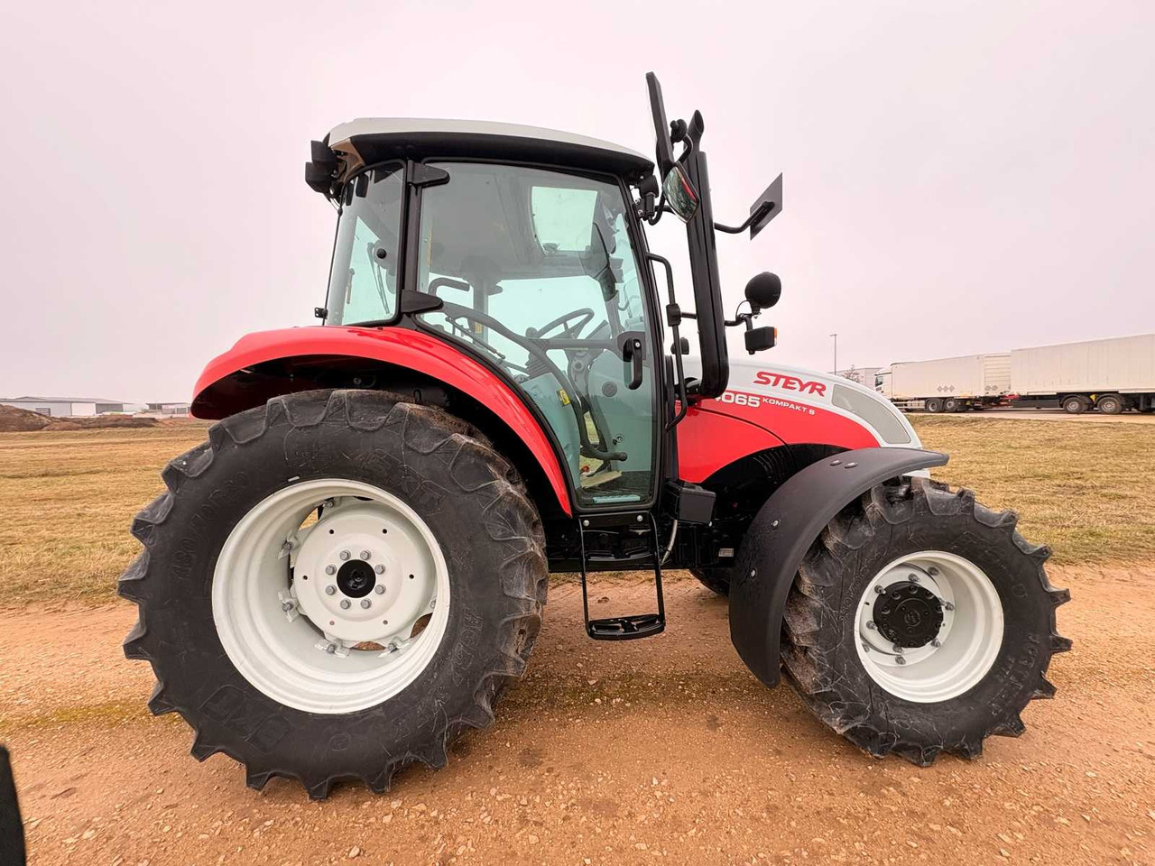 STEYR 4065 S - COMPACT ALL-WHEEL DRIVE TRACTOR (2022) - Traktor: 4 kép. STEYR 4065 S - COMPACT ALL-WHEEL DRIVE TRACTOR (2022) - Traktor: 4 kép.
