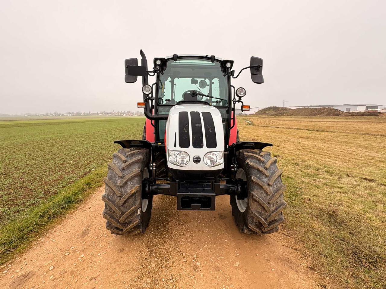 STEYR 4065 S - COMPACT ALL-WHEEL DRIVE TRACTOR (2022) - Traktor: 2 kép. STEYR 4065 S - COMPACT ALL-WHEEL DRIVE TRACTOR (2022) - Traktor: 2 kép.