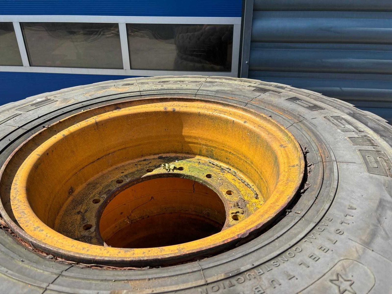 Sovel Wheels (3x) - Gumiabroncsok és felnik - Traktor: 4 kép. Sovel Wheels (3x) - Gumiabroncsok és felnik - Traktor: 4 kép.