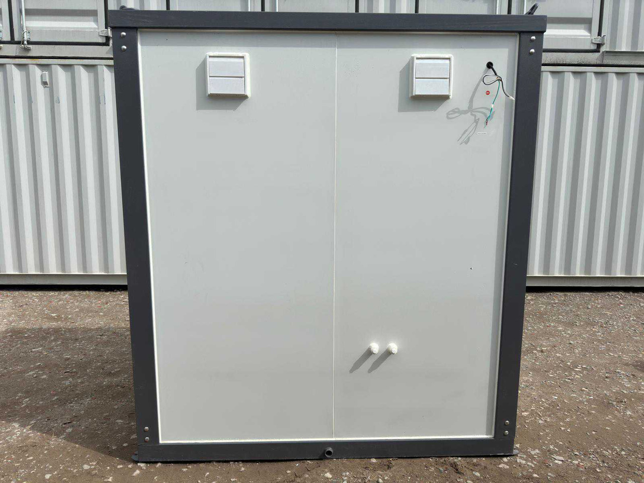 Stahlworks Double 2160x1300x2360 - Konténerház: 5 kép. Stahlworks Double 2160x1300x2360 - Konténerház: 5 kép.