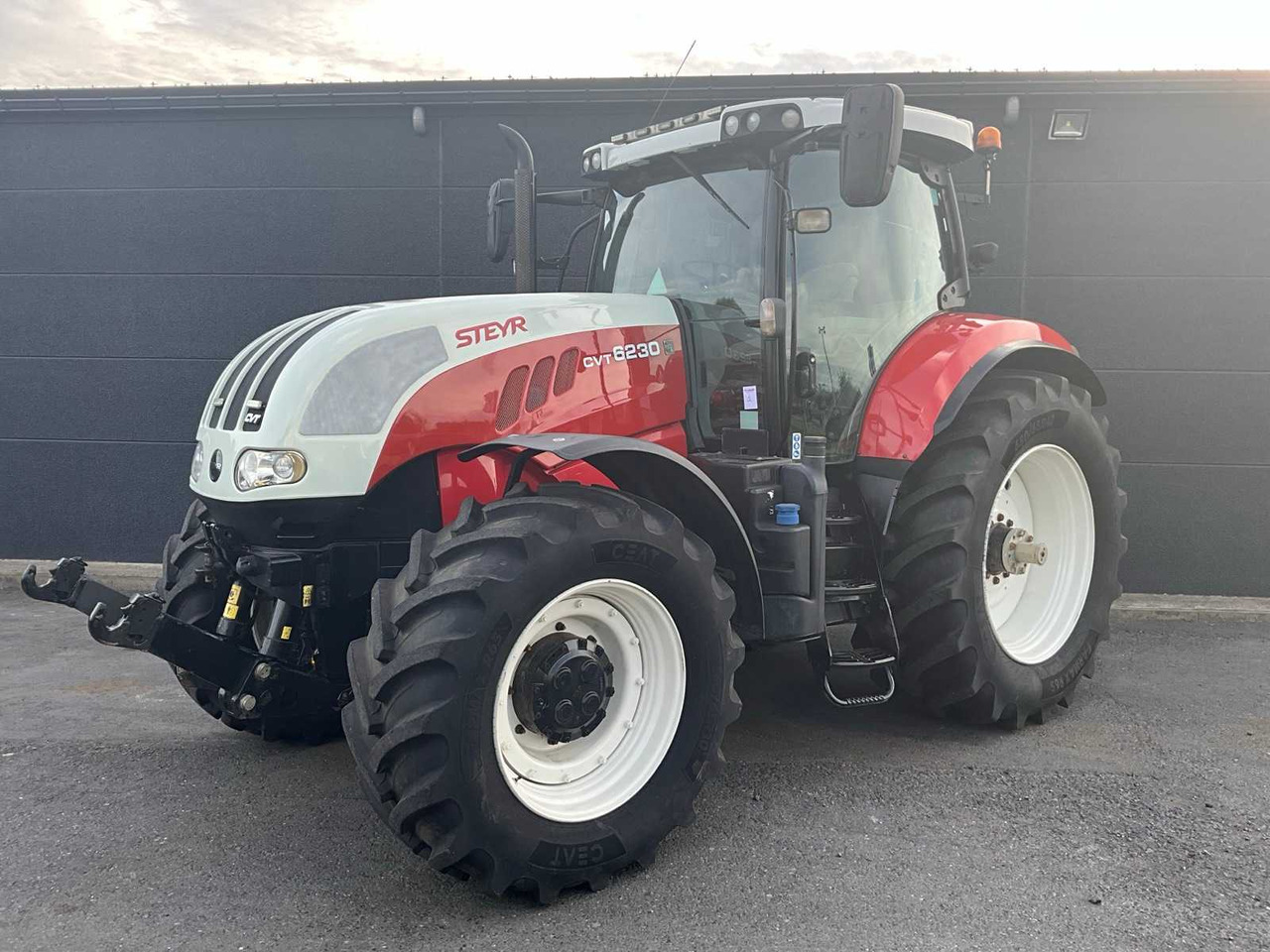 Steyr CVT6230 - Traktor: 1 kép. Steyr CVT6230 - Traktor: 1 kép.