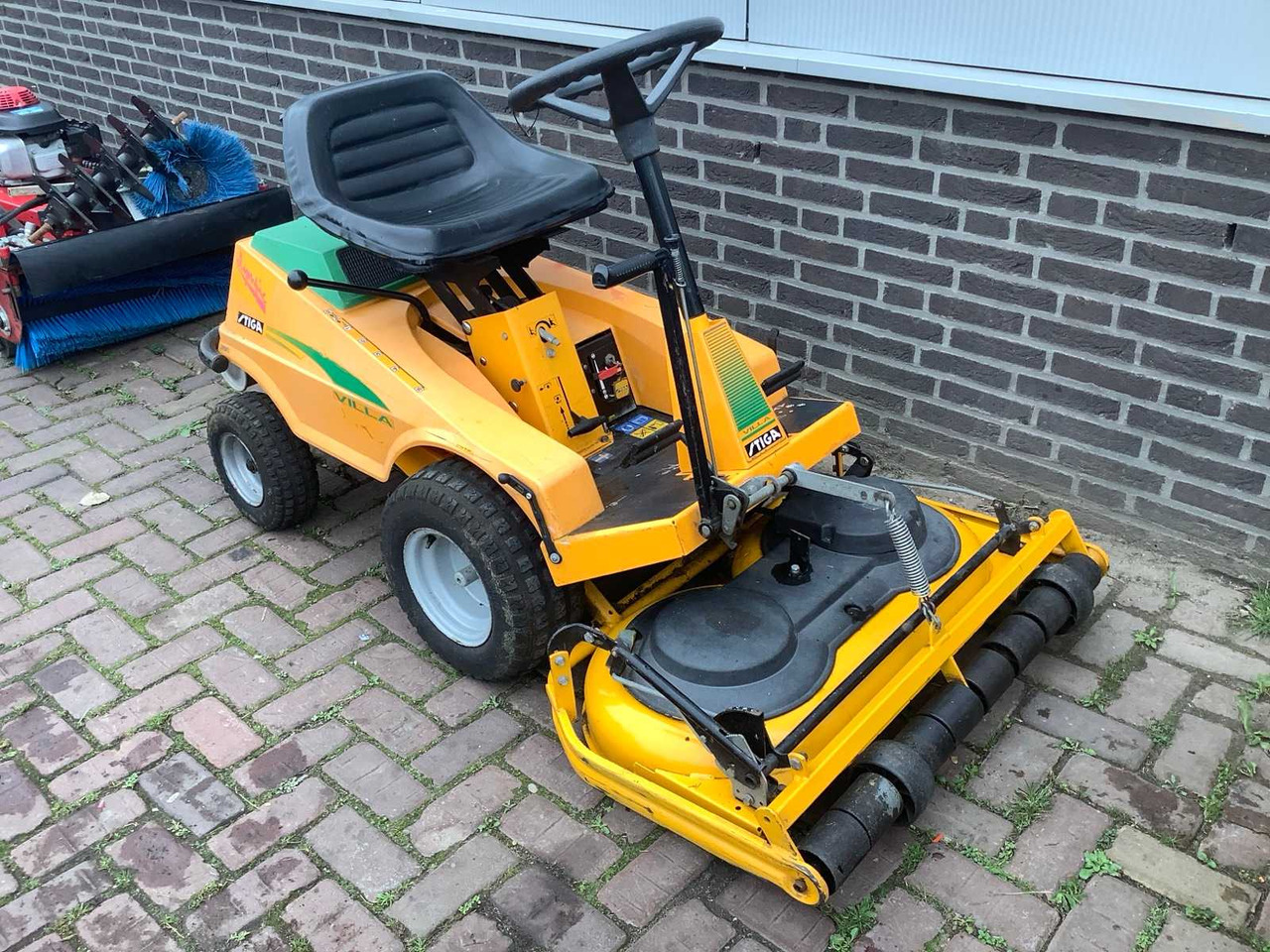 Stiga Villa - Kerti fűkasza: 1 kép. Stiga Villa - Kerti fűkasza: 1 kép.