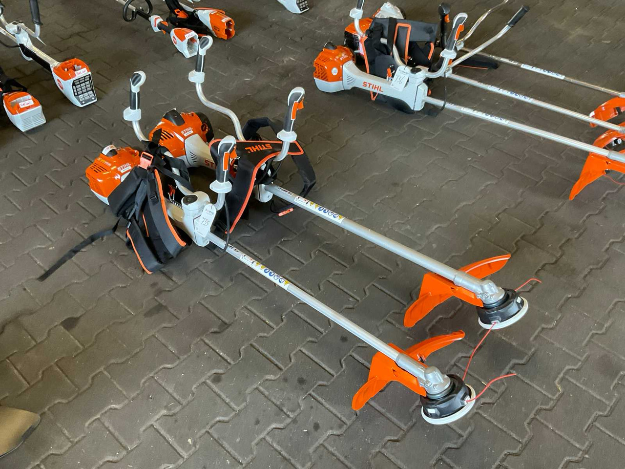 Stihl - Erdészeti mulcsozó: 2 kép. Stihl - Erdészeti mulcsozó: 2 kép.