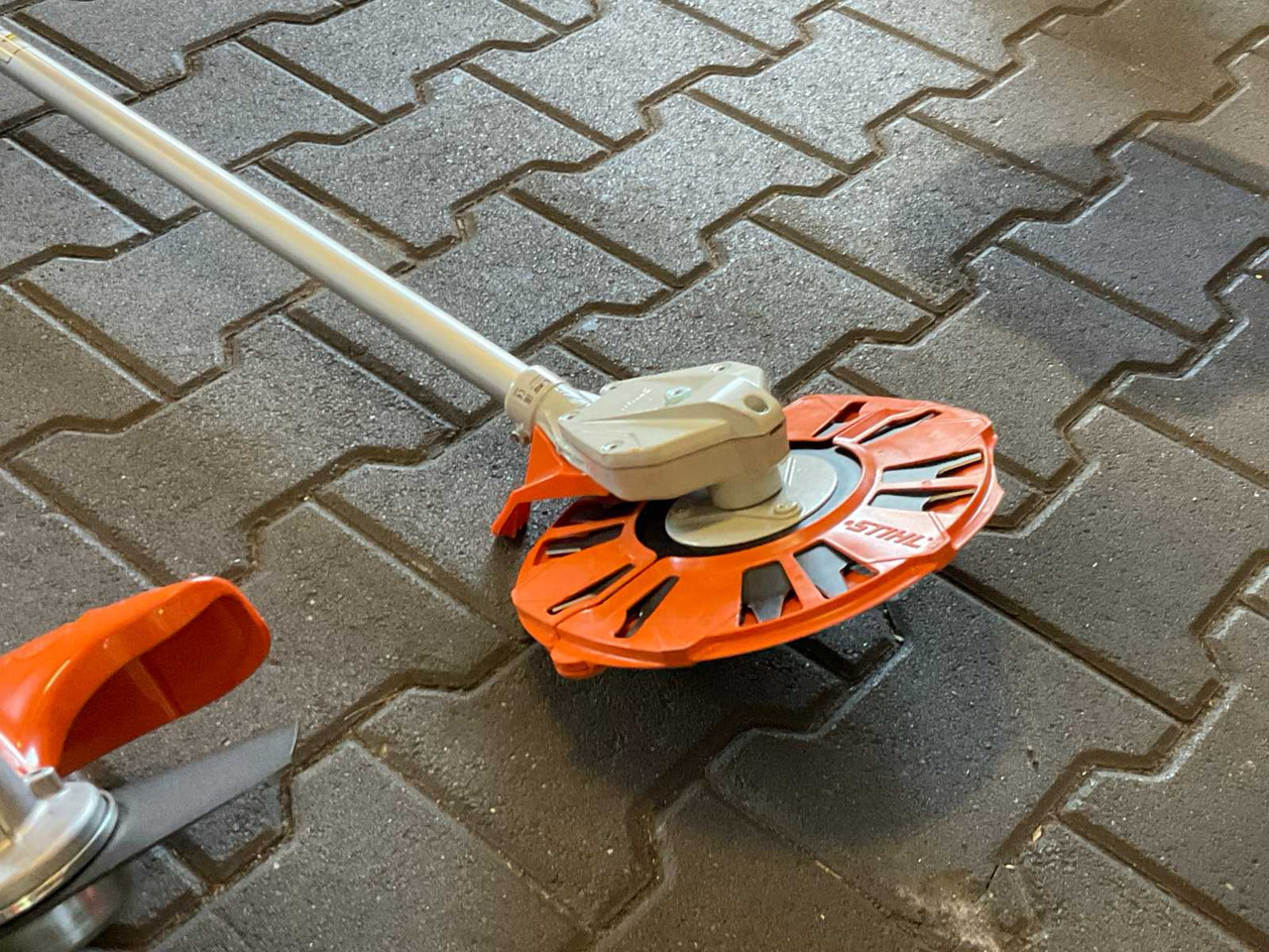 Stihl - Erdészeti mulcsozó: 5 kép. Stihl - Erdészeti mulcsozó: 5 kép.