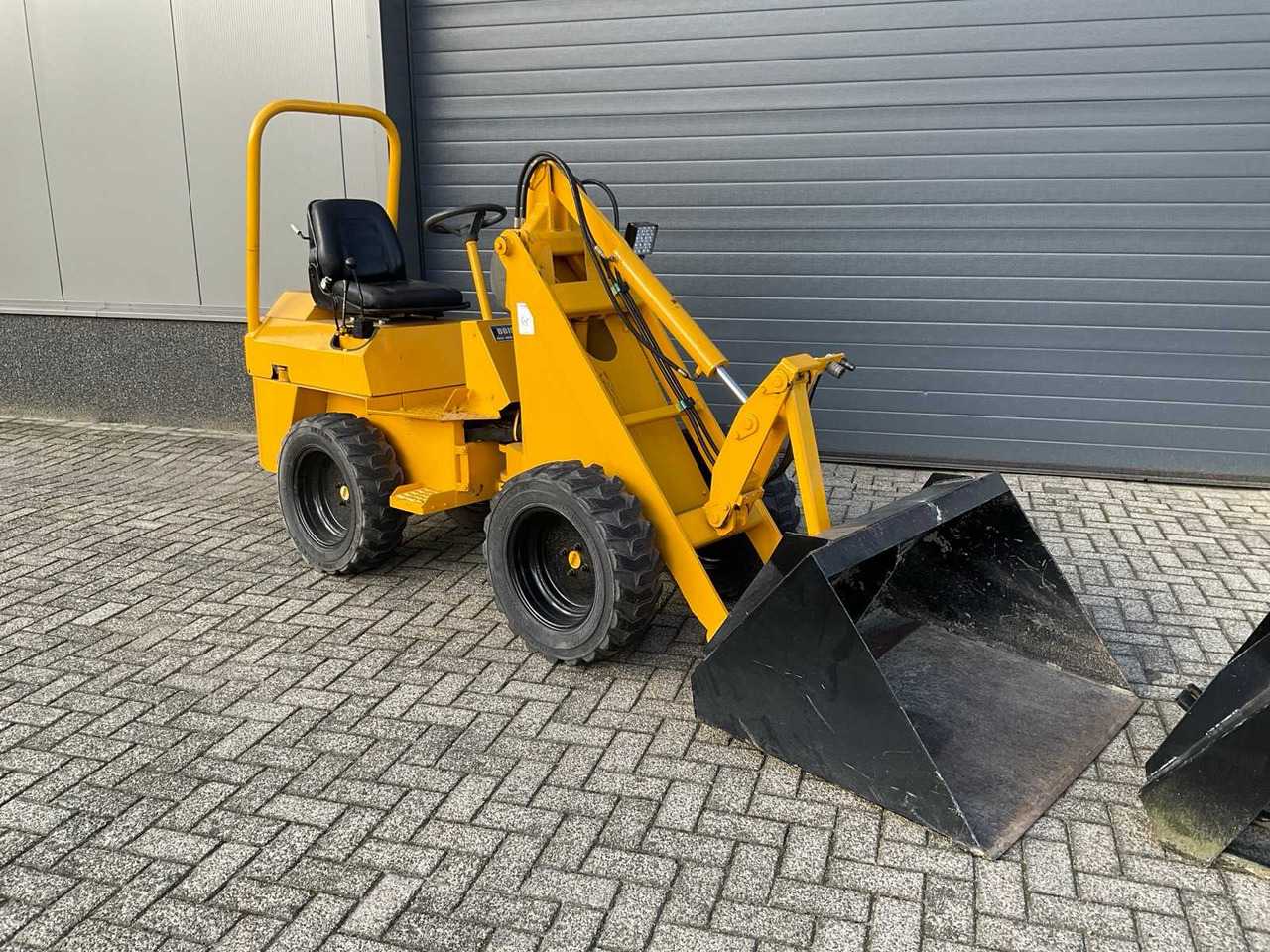 Striegel 110DY - Gumikerekes homlokrakodó: 2 kép. Striegel 110DY - Gumikerekes homlokrakodó: 2 kép.