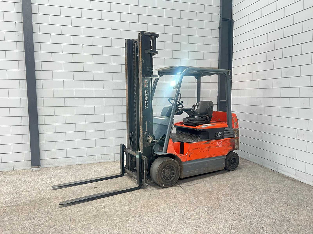 TOYOTA - 7FBMF35 - FORKLIFT - SIDE-SHIFT - FORK POSITIONER - Villás targonca: 3 kép. TOYOTA - 7FBMF35 - FORKLIFT - SIDE-SHIFT - FORK POSITIONER - Villás targonca: 3 kép.