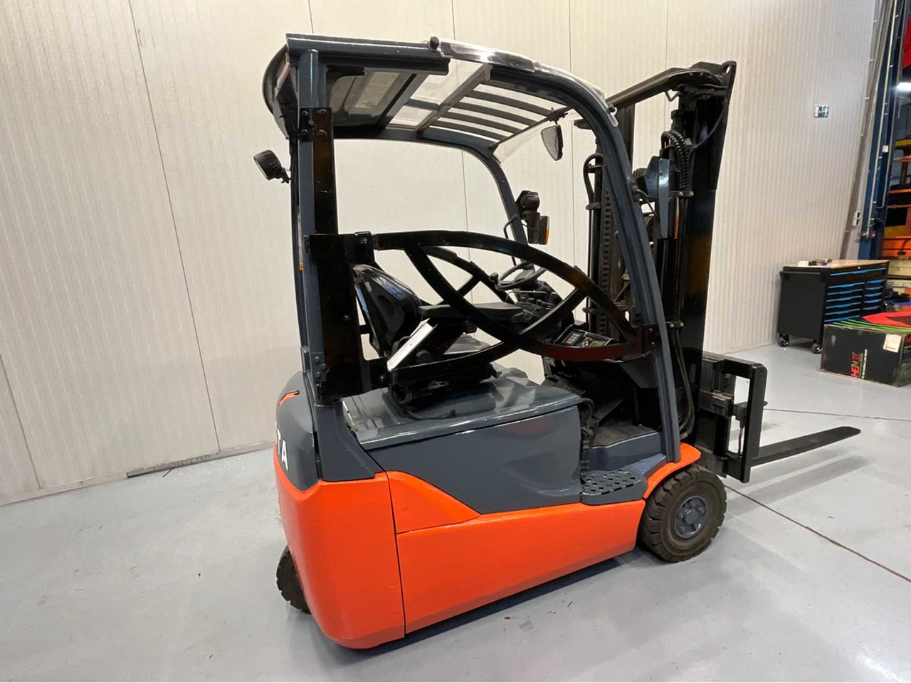 TOYOTA - 8FBE16T - FORKLIFT, FORK POSITIONER, SIDE-SHIFT, BLUESPOT, 2018 - Villás targonca: 4 kép. TOYOTA - 8FBE16T - FORKLIFT, FORK POSITIONER, SIDE-SHIFT, BLUESPOT, 2018 - Villás targonca: 4 kép.