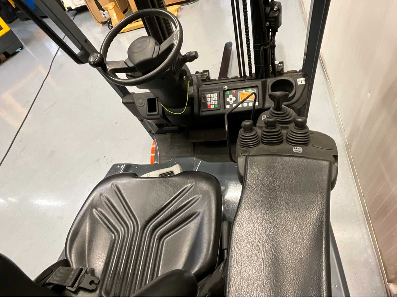 Villás targonca TOYOTA - 8FBE16T - FORKLIFT YEAR OF MANUFACTURE 2019- SPOONS 160CM - 7325 HOURS - SIDE-SHIFT: 11 kép. Villás targonca TOYOTA - 8FBE16T - FORKLIFT YEAR OF MANUFACTURE 2019- SPOONS 160CM - 7325 HOURS - SIDE-SHIFT: 11 kép.