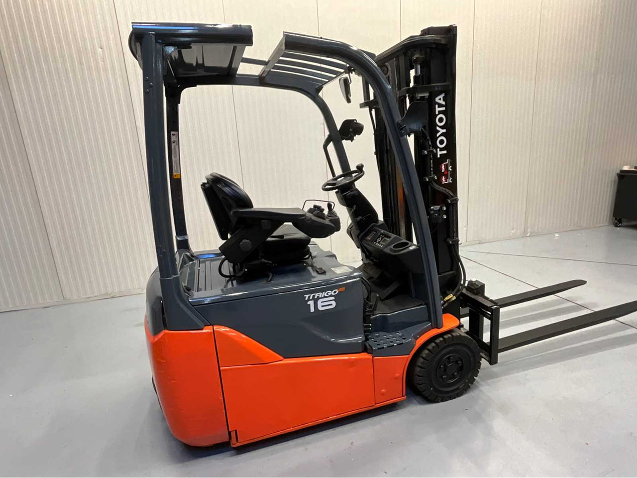 Villás targonca TOYOTA - 8FBE16T - FORKLIFT YEAR OF MANUFACTURE 2019- SPOONS 160CM - 7325 HOURS - SIDE-SHIFT: 6 kép. Villás targonca TOYOTA - 8FBE16T - FORKLIFT YEAR OF MANUFACTURE 2019- SPOONS 160CM - 7325 HOURS - SIDE-SHIFT: 6 kép.