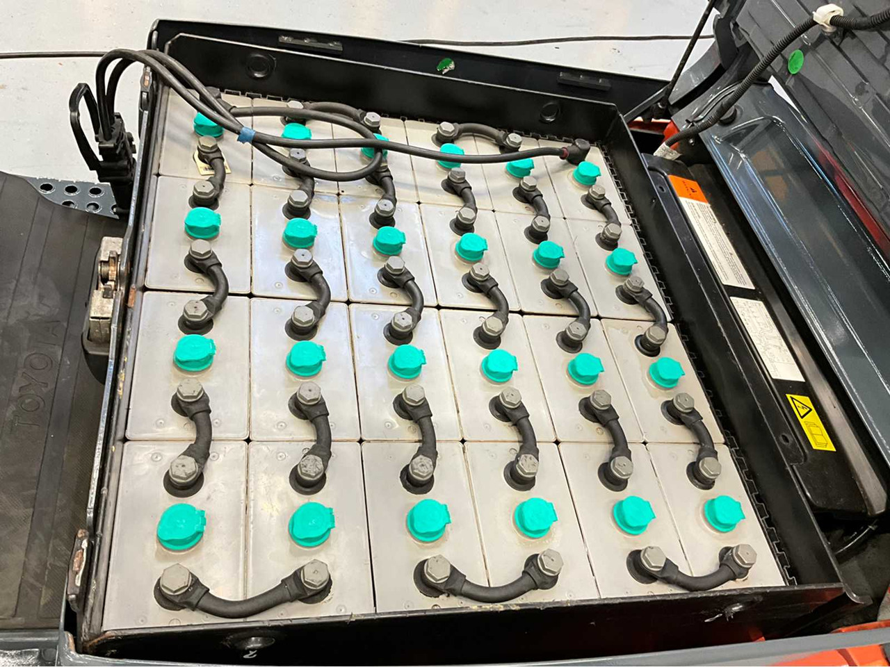 Villás targonca TOYOTA - 8FBE16T - FORKLIFT YEAR OF MANUFACTURE 2019- SPOONS 160CM - 7325 HOURS - SIDE-SHIFT: 19 kép. Villás targonca TOYOTA - 8FBE16T - FORKLIFT YEAR OF MANUFACTURE 2019- SPOONS 160CM - 7325 HOURS - SIDE-SHIFT: 19 kép.