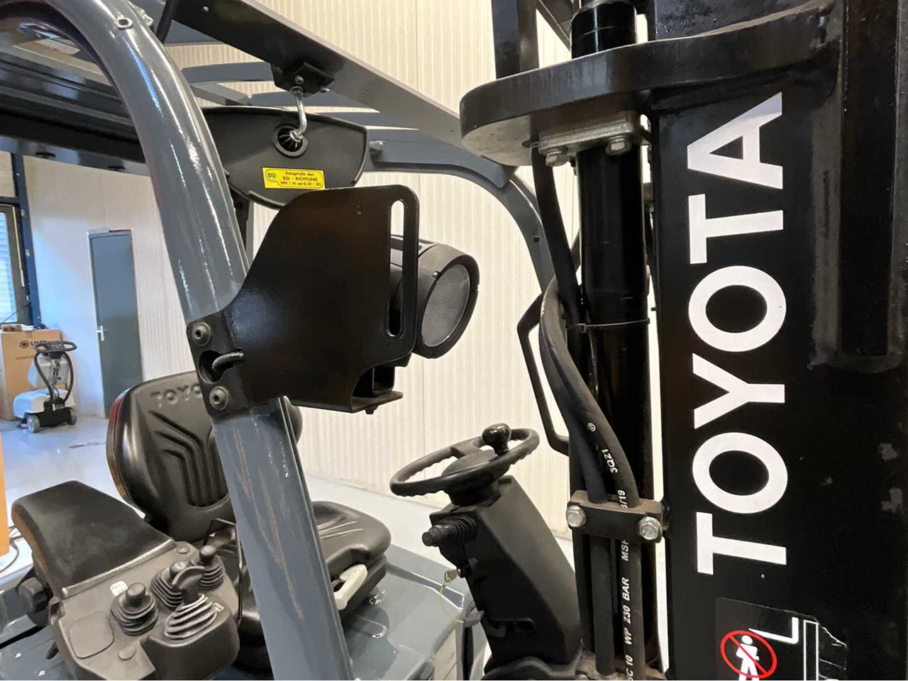 Villás targonca TOYOTA - 8FBE16T - FORKLIFT YEAR OF MANUFACTURE 2019- SPOONS 160CM - 7325 HOURS - SIDE-SHIFT: 20 kép. Villás targonca TOYOTA - 8FBE16T - FORKLIFT YEAR OF MANUFACTURE 2019- SPOONS 160CM - 7325 HOURS - SIDE-SHIFT: 20 kép.