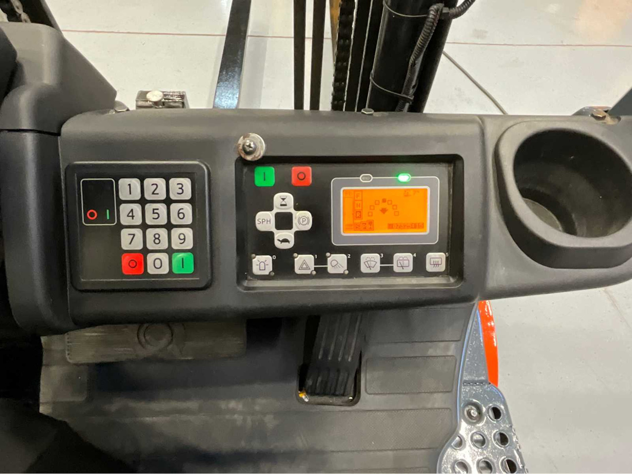 Villás targonca TOYOTA - 8FBE16T - FORKLIFT YEAR OF MANUFACTURE 2019- SPOONS 160CM - 7325 HOURS - SIDE-SHIFT: 13 kép. Villás targonca TOYOTA - 8FBE16T - FORKLIFT YEAR OF MANUFACTURE 2019- SPOONS 160CM - 7325 HOURS - SIDE-SHIFT: 13 kép.