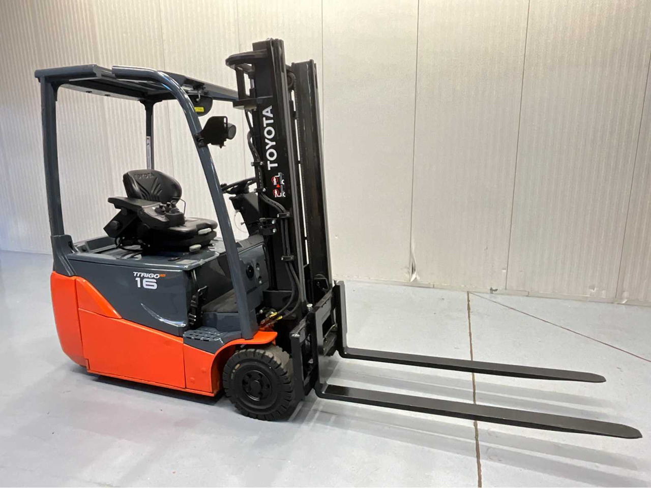 Villás targonca TOYOTA - 8FBE16T - FORKLIFT YEAR OF MANUFACTURE 2019- SPOONS 160CM - 7325 HOURS - SIDE-SHIFT: 8 kép. Villás targonca TOYOTA - 8FBE16T - FORKLIFT YEAR OF MANUFACTURE 2019- SPOONS 160CM - 7325 HOURS - SIDE-SHIFT: 8 kép.