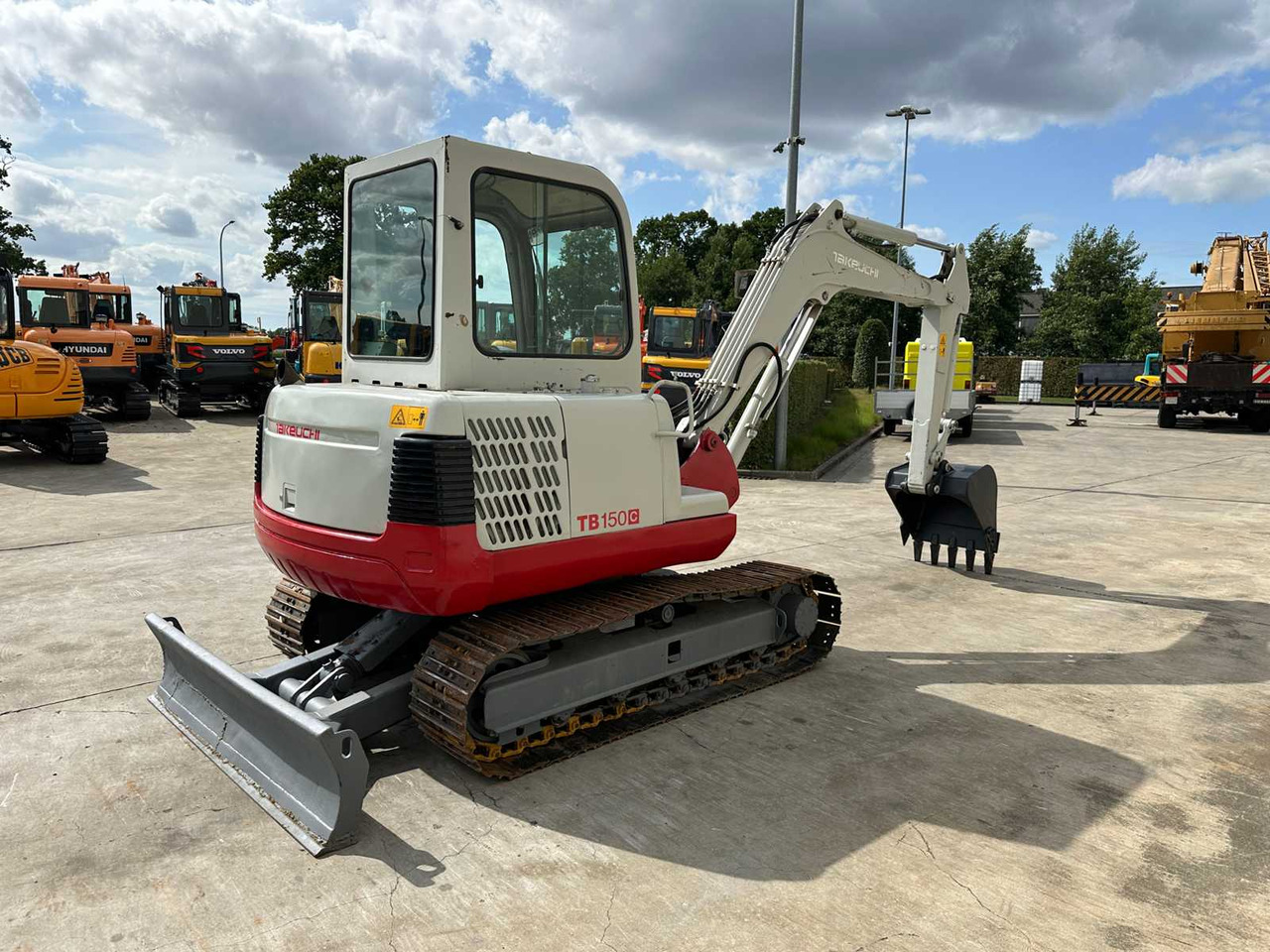 Takeuchi TB150C - Lánctalpas kotró: 4 kép. Takeuchi TB150C - Lánctalpas kotró: 4 kép.