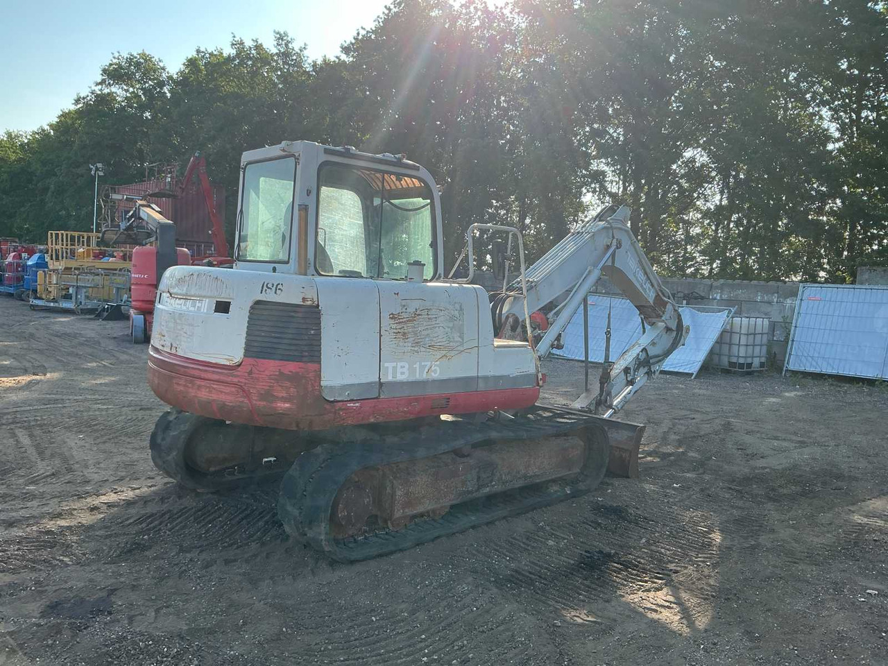 Takeuchi TB175 - Lánctalpas kotró: 4 kép. Takeuchi TB175 - Lánctalpas kotró: 4 kép.