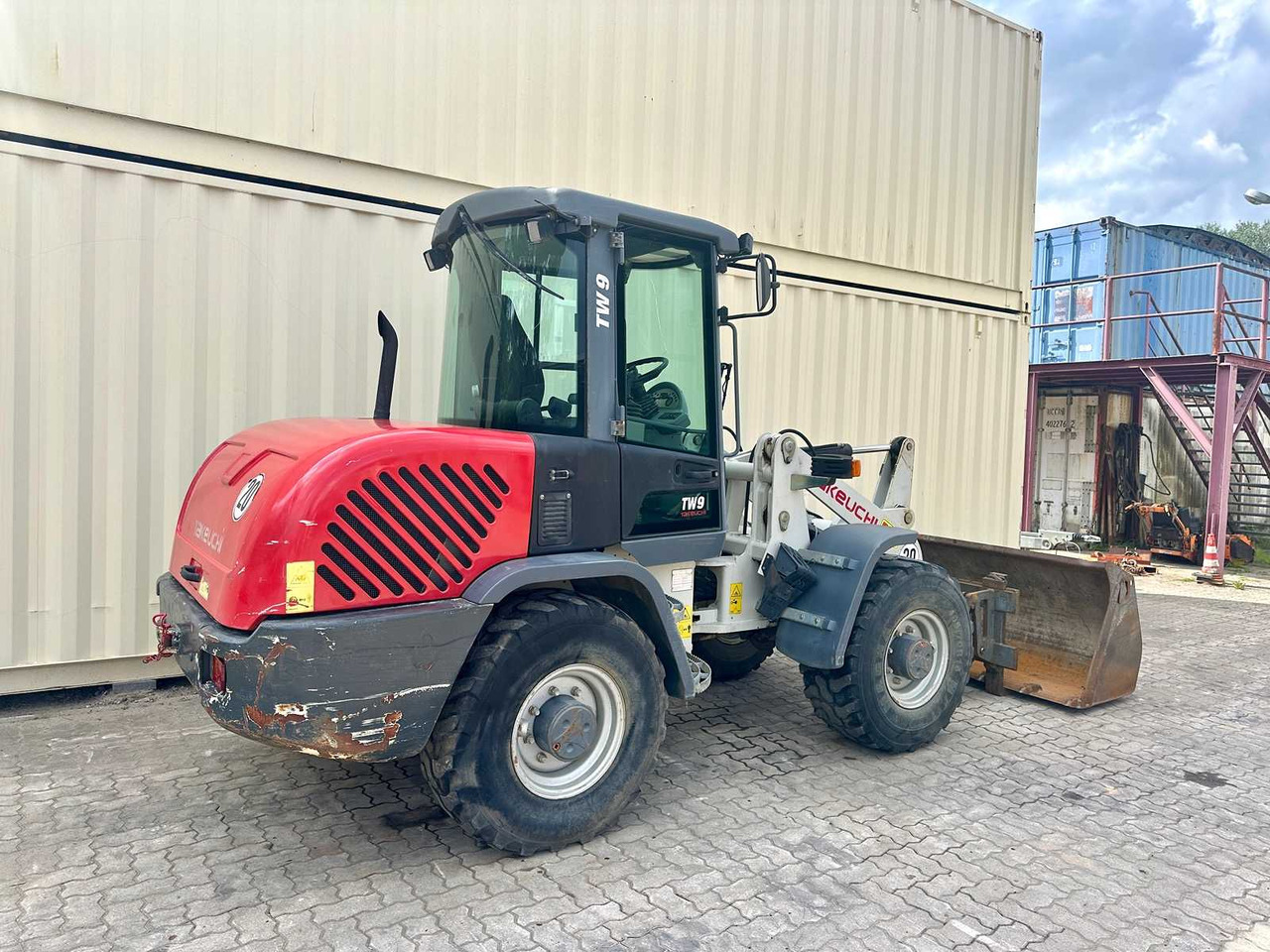 Takeuchi TW9 - Gumikerekes homlokrakodó: 3 kép. Takeuchi TW9 - Gumikerekes homlokrakodó: 3 kép.