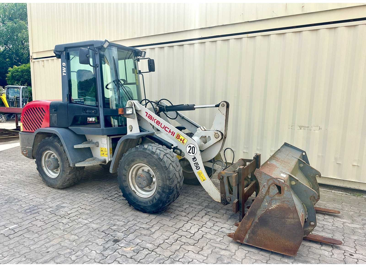 Takeuchi TW9 - Gumikerekes homlokrakodó: 2 kép. Takeuchi TW9 - Gumikerekes homlokrakodó: 2 kép.