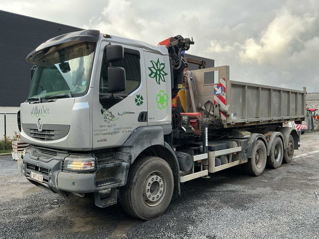 2011 RENAULT KERAX 460 TRIDEM TRUCK WITH CRANE AND CONTAINER - Teherautó: 3 kép. 2011 RENAULT KERAX 460 TRIDEM TRUCK WITH CRANE AND CONTAINER - Teherautó: 3 kép.