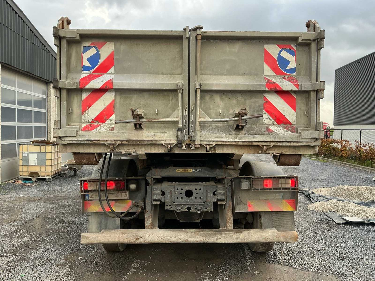 2011 RENAULT KERAX 460 TRIDEM TRUCK WITH CRANE AND CONTAINER - Teherautó: 5 kép. 2011 RENAULT KERAX 460 TRIDEM TRUCK WITH CRANE AND CONTAINER - Teherautó: 5 kép.