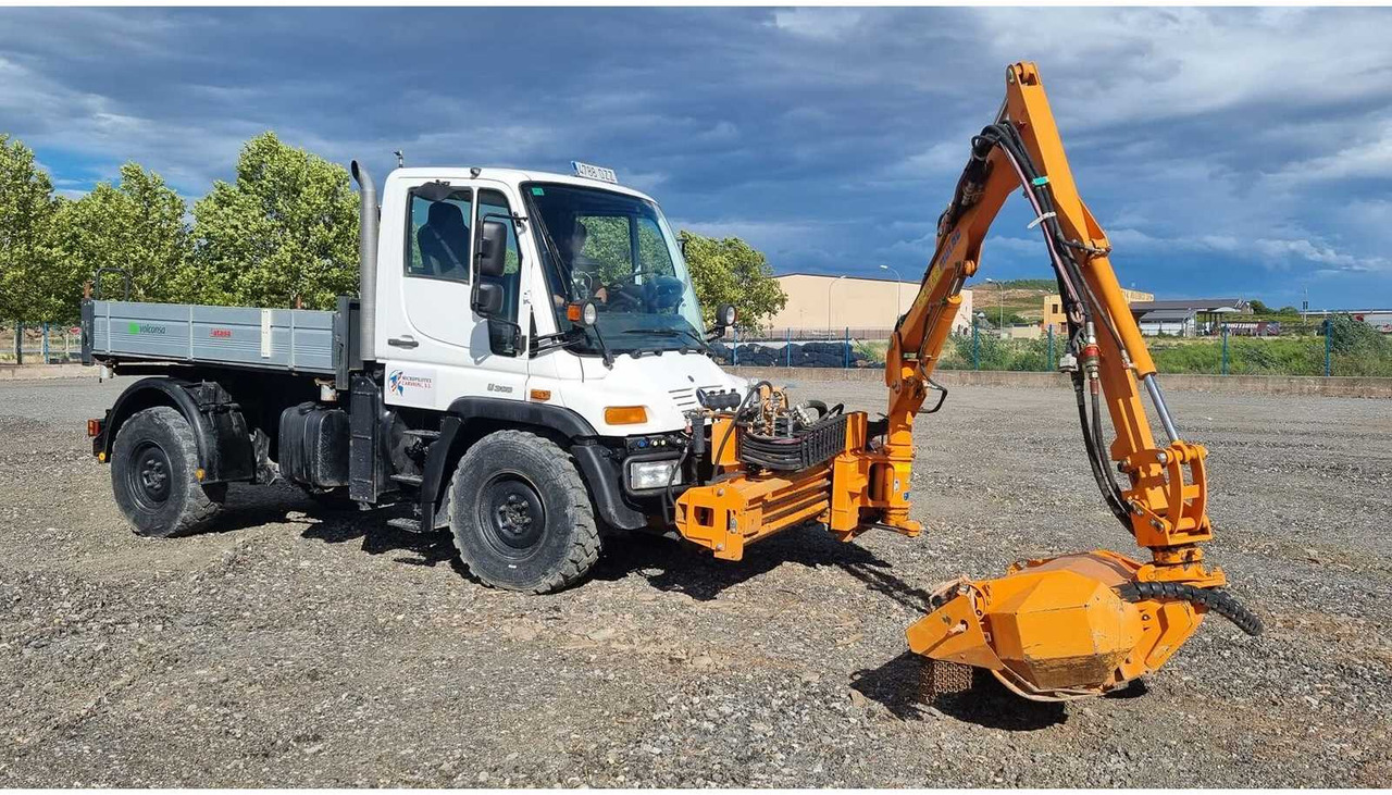 MERCEDES BENZ UNIMOG U 300 UTILITY TRUCK WITH ACCESORIES - 2006 - Teherautó: 2 kép. MERCEDES BENZ UNIMOG U 300 UTILITY TRUCK WITH ACCESORIES - 2006 - Teherautó: 2 kép.