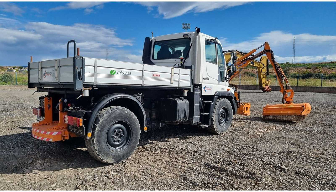 MERCEDES BENZ UNIMOG U 300 UTILITY TRUCK WITH ACCESORIES - 2006 - Teherautó: 3 kép. MERCEDES BENZ UNIMOG U 300 UTILITY TRUCK WITH ACCESORIES - 2006 - Teherautó: 3 kép.