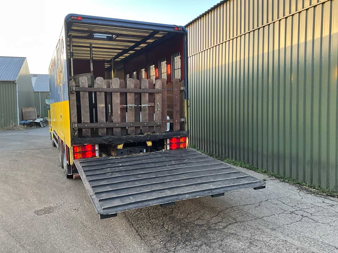 SCANIA - TORPEDO - T 113 H 320- AUTOMATIC - TRUCK - 1996 - Teherautó: 5 kép. SCANIA - TORPEDO - T 113 H 320- AUTOMATIC - TRUCK - 1996 - Teherautó: 5 kép.