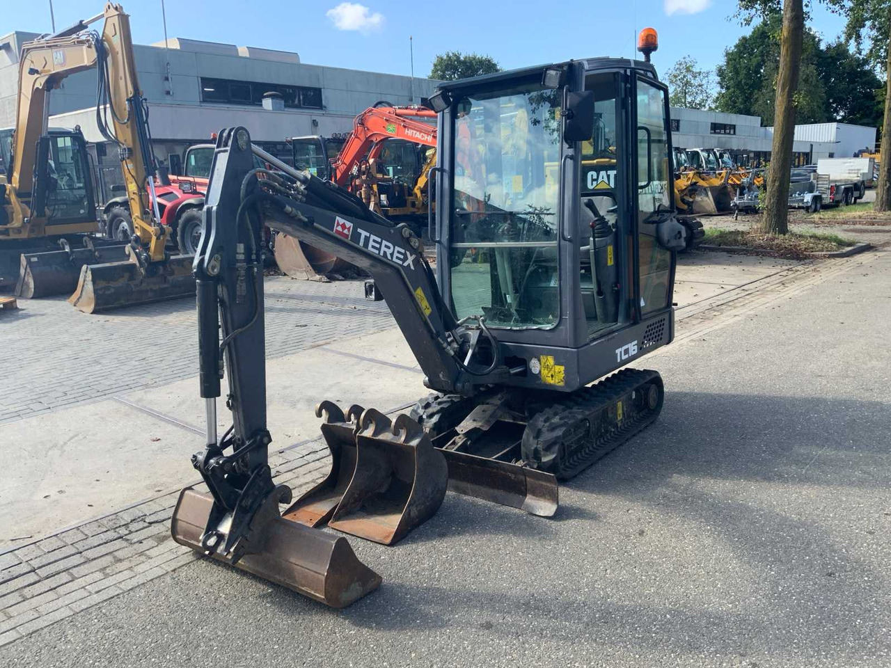 Terex TC16 - Lánctalpas kotró: 1 kép. Terex TC16 - Lánctalpas kotró: 1 kép.