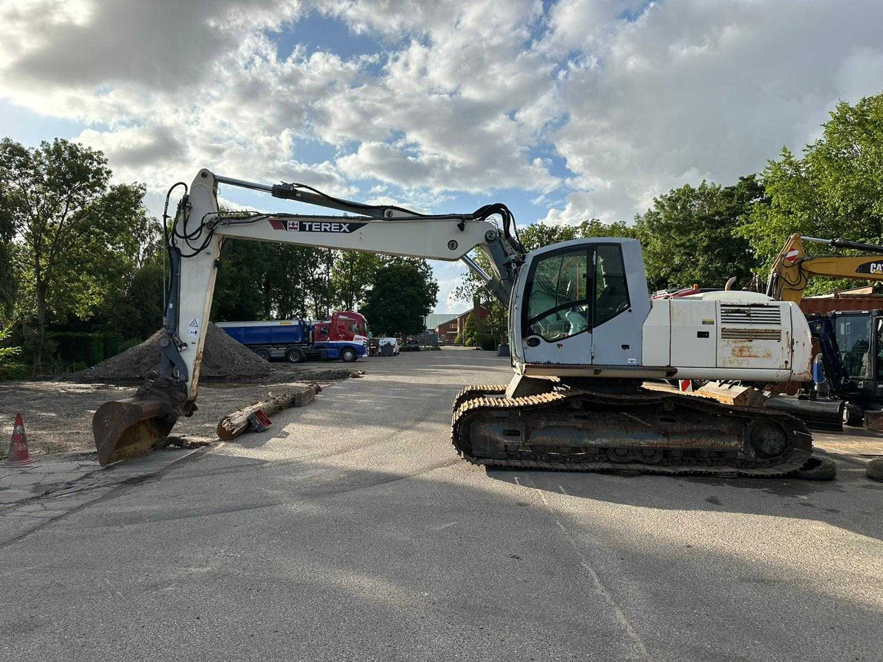 Terex TC240LC - Lánctalpas kotró: 3 kép. Terex TC240LC - Lánctalpas kotró: 3 kép.