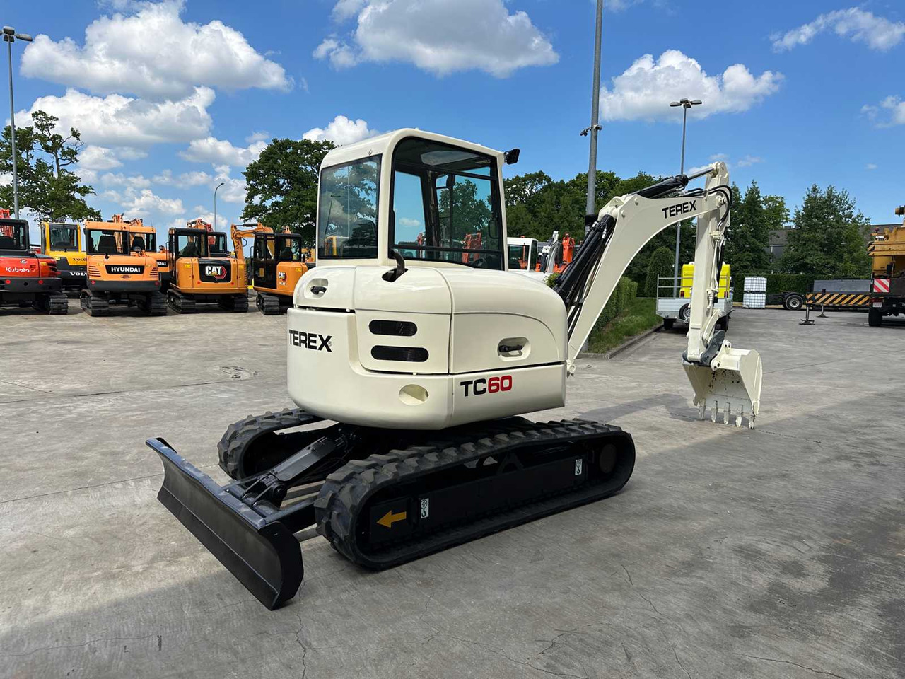 Terex TC60 - Lánctalpas kotró: 4 kép. Terex TC60 - Lánctalpas kotró: 4 kép.