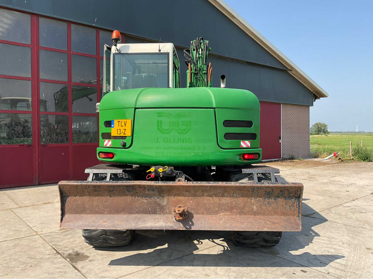 Terex TW85 - Gumikerekes kotró: 3 kép. Terex TW85 - Gumikerekes kotró: 3 kép.