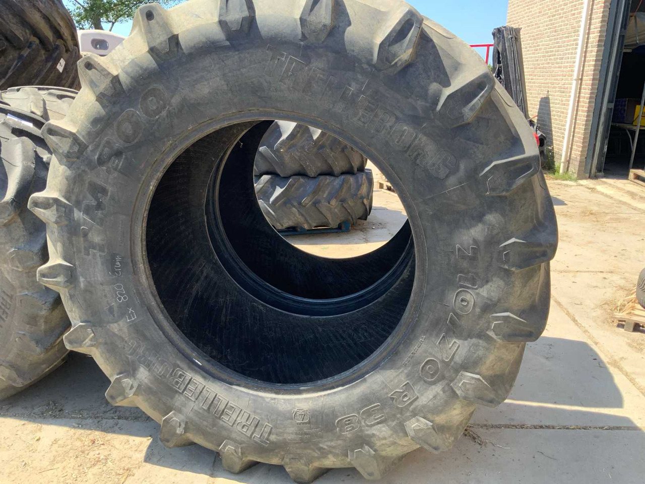 Trelleborg TM 800 - Gumiabroncsok és felnik - Traktor: 2 kép. Trelleborg TM 800 - Gumiabroncsok és felnik - Traktor: 2 kép.