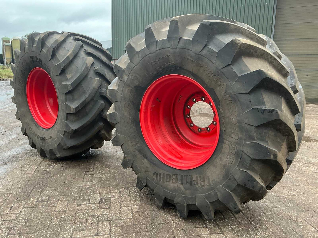 Trelleborg TM200 - Gumiabroncsok és felnik - Traktor: 2 kép. Trelleborg TM200 - Gumiabroncsok és felnik - Traktor: 2 kép.