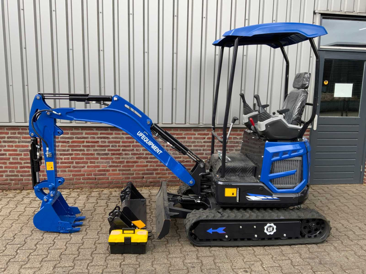 UF Equipment NM-18 - Lánctalpas kotró: 2 kép. UF Equipment NM-18 - Lánctalpas kotró: 2 kép.