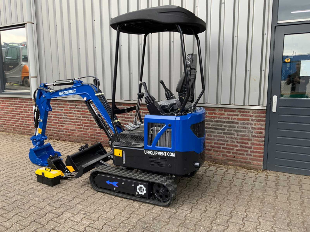 UF Equipment NM-E15 - Minikotró: 3 kép. UF Equipment NM-E15 - Minikotró: 3 kép.